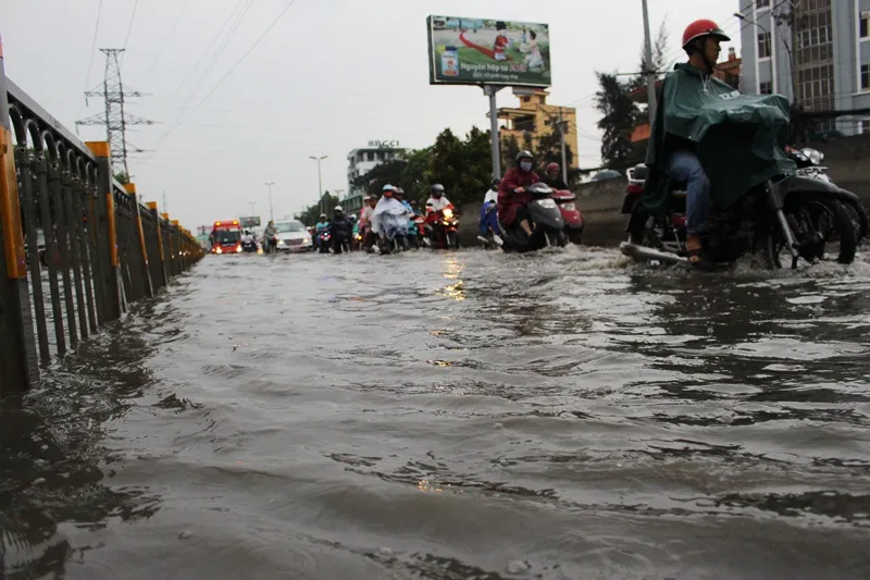 Đường Kinh Dương Vương thành sông sau cơn mưa ngắn ảnh 4